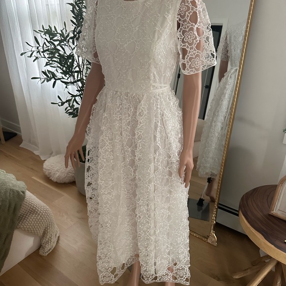 JUST ME LIFE’S PATHWAYS WHITE FLORAL EMBROIDERED MIDI FORMAL WEDDING DRESS - Picture 5 of 7